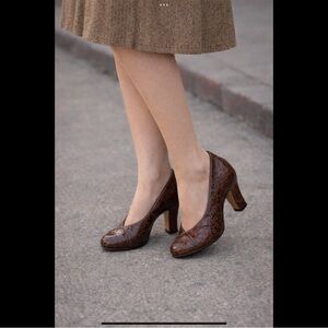 True Vintage 1940s Rhythm Step Brown Alligator Chunky Heel Pumps | Size 5